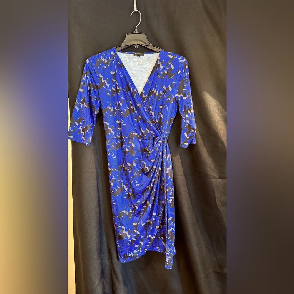 Three-quarter sleeve dress that ties at the side